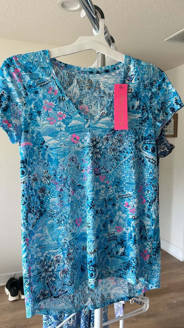 Lilly Pulitzer Etta V-Neck T-Shirt in Lilly Loves North Carolina Print